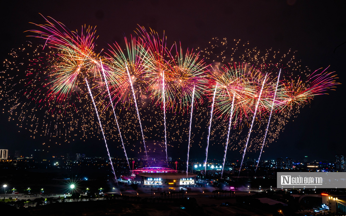 Tp.HCM "thắp sáng" bầu trời đêm Giao thừa, cùng 17 điểm bắn pháo hoa rực rỡ - Ảnh 2.