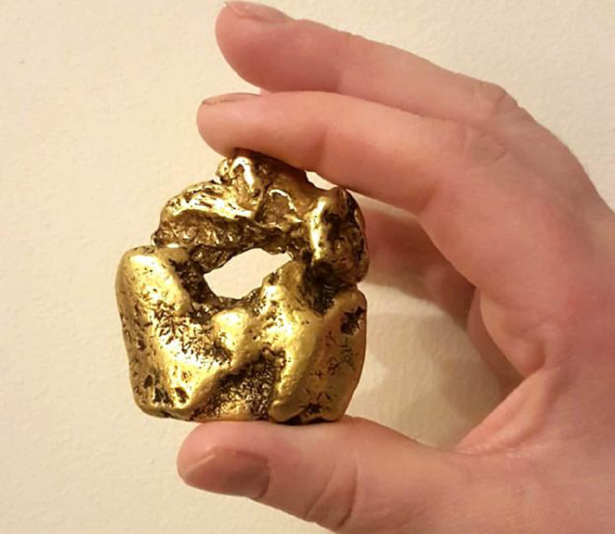 Chân dung cô gái mua 2 kg vàng, giờ nhìn giá tăng "chóng mặt" ai cũng chúc mừng - Ảnh 2.