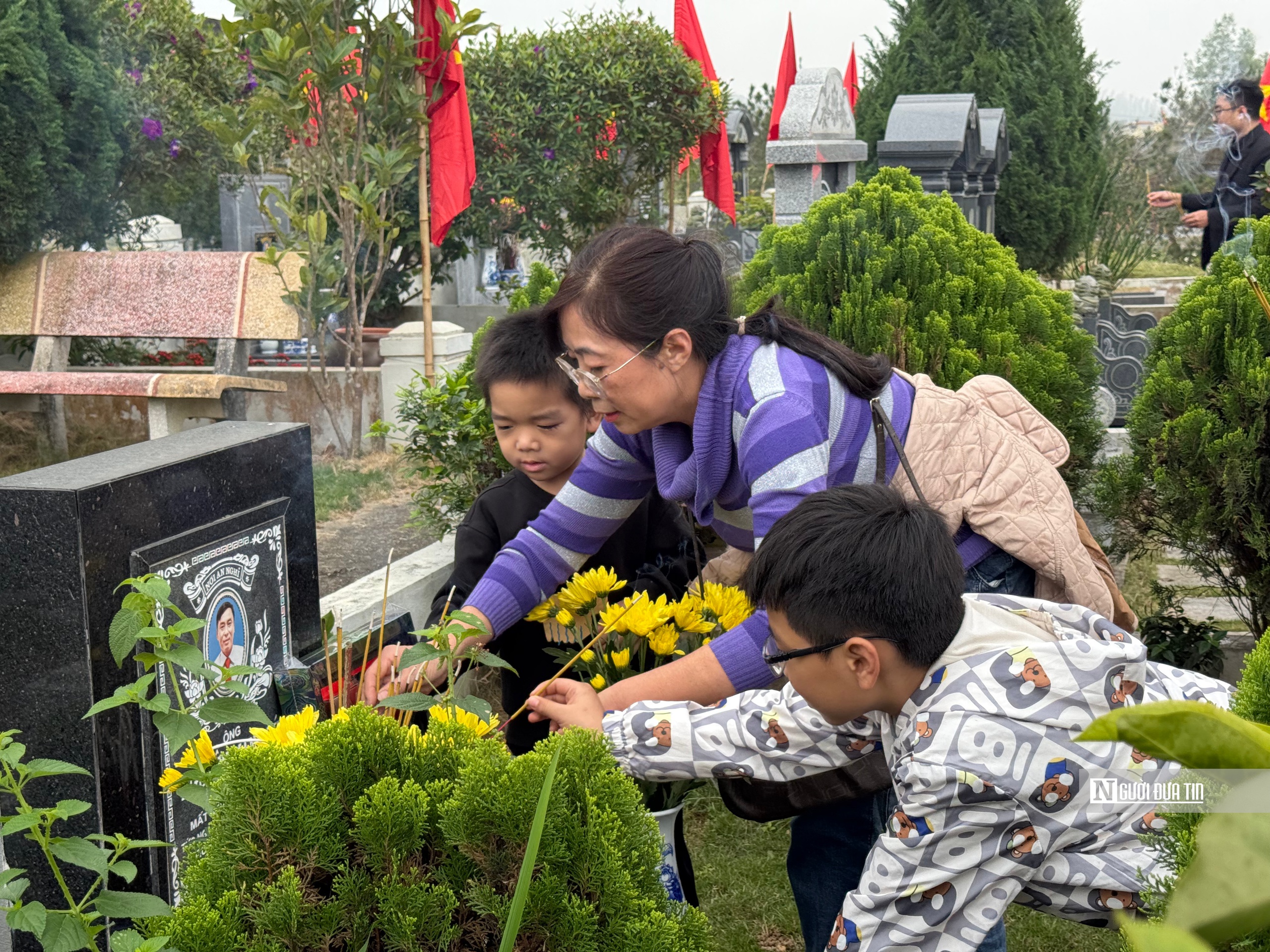 Người Hà Nội mang đào, quất đi tảo mộ dịp cuối năm - Ảnh 9.