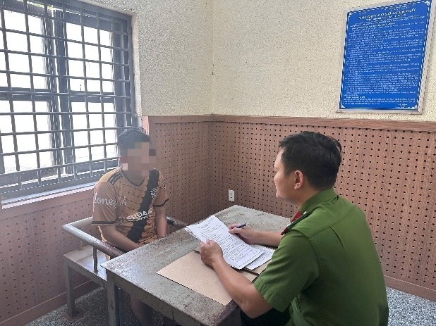 Bắt khẩn cấp đối tượng sàm sỡ nữ đồng nghiệp ở Đồng Nai - Ảnh 1.