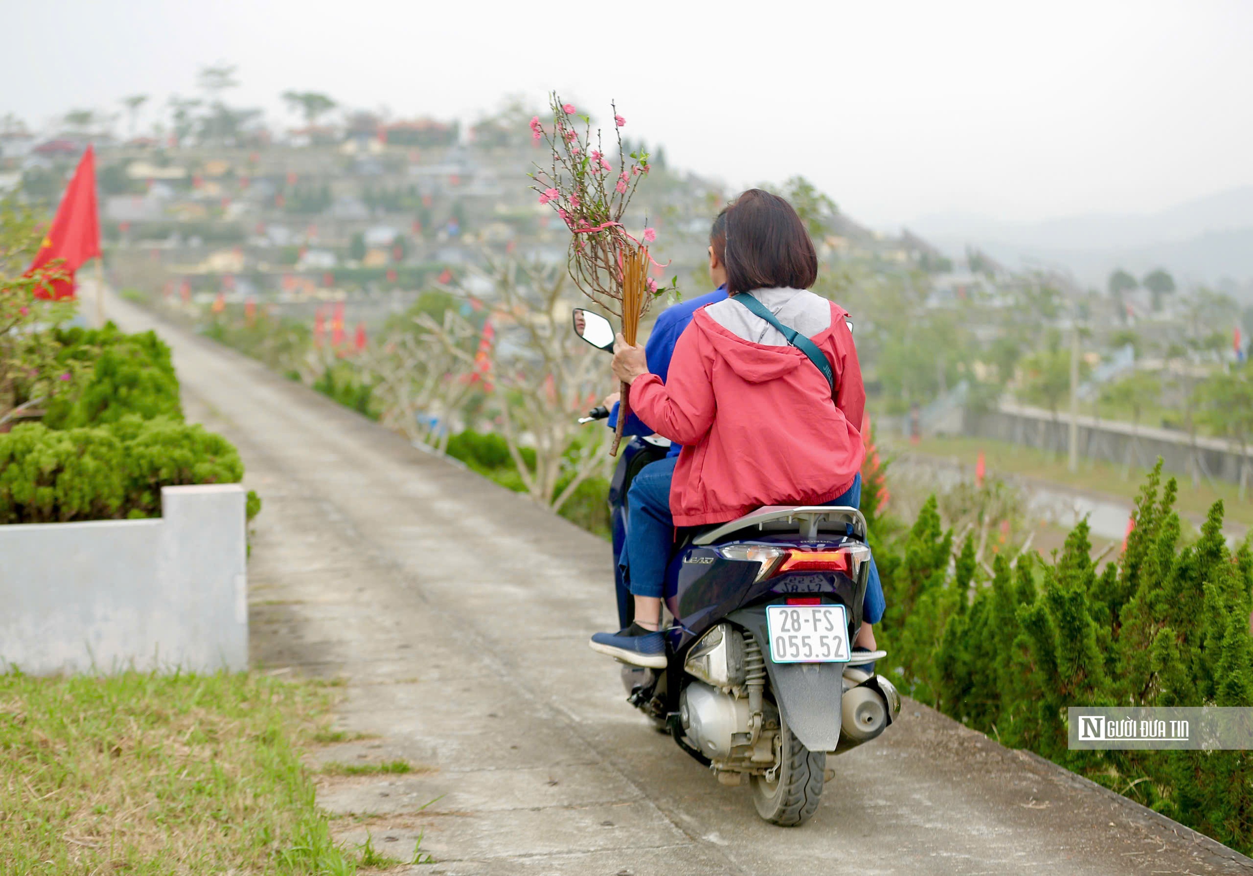 Người Hà Nội mang đào, quất đi tảo mộ dịp cuối năm - Ảnh 2.