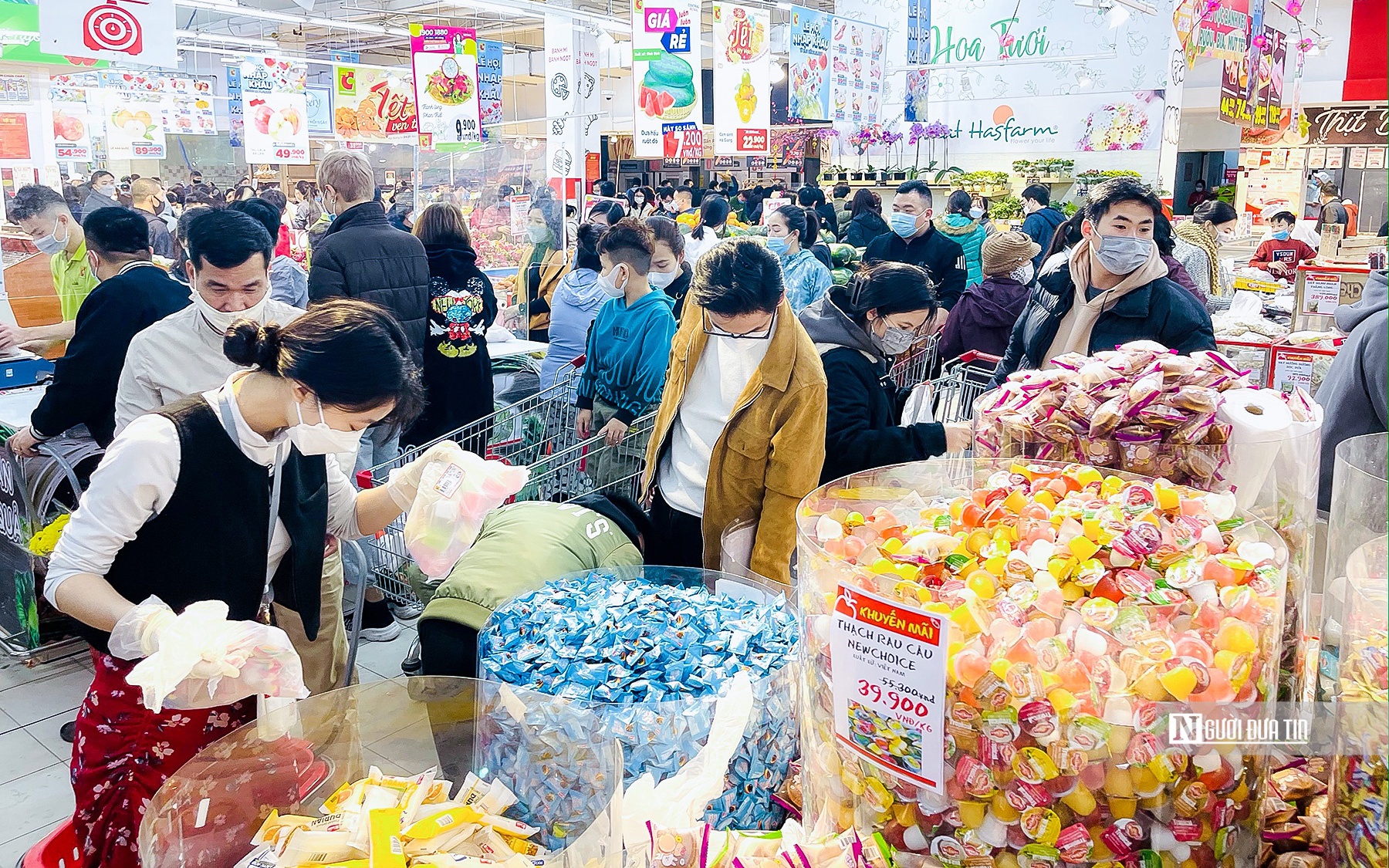 Bé gái 18 tháng tuổi nôn ói nguy kịch, bác sĩ gắp ra thứ "đáng sợ" trong bụng - Ảnh 2.