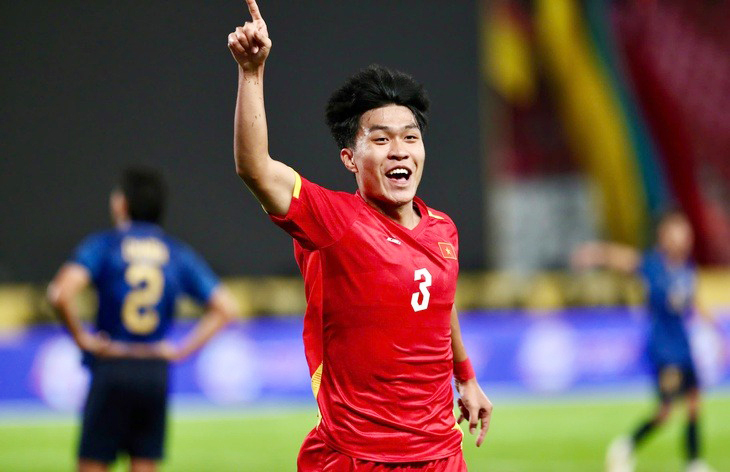 Trung vệ Lý Đức với hình ảnh khác lạ khiến netizen phản ứng - Ảnh 4.