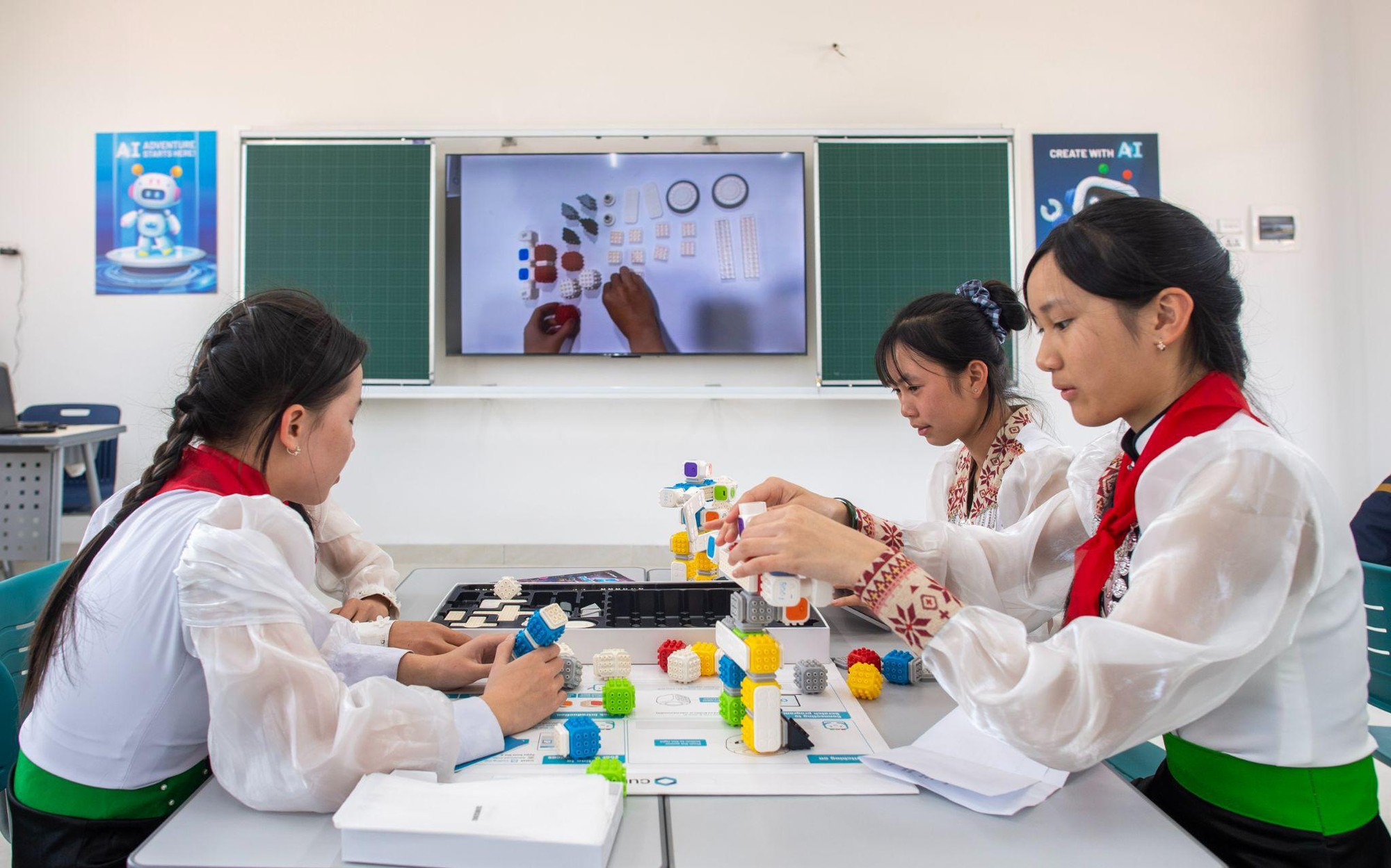 Máy tính bảng, nhạc cụ dân tộc… và ngôi trường “5 sao” hiện đại vùng biên giới Điện Biên- Ảnh 5.