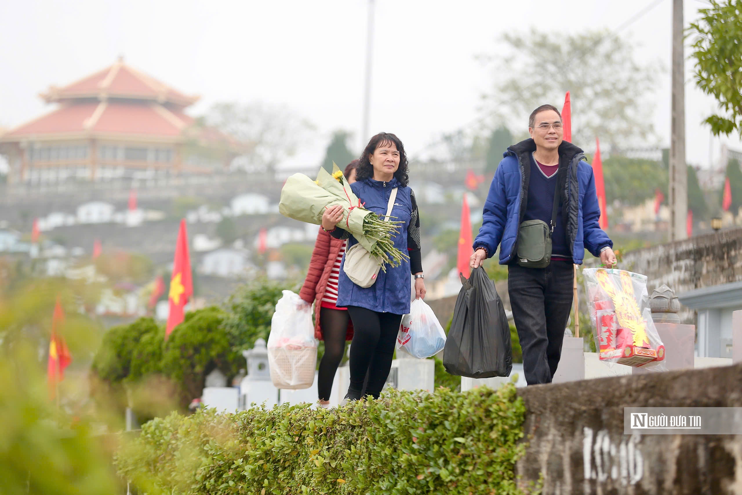 Người Hà Nội mang đào, quất đi tảo mộ dịp cuối năm - Ảnh 1.