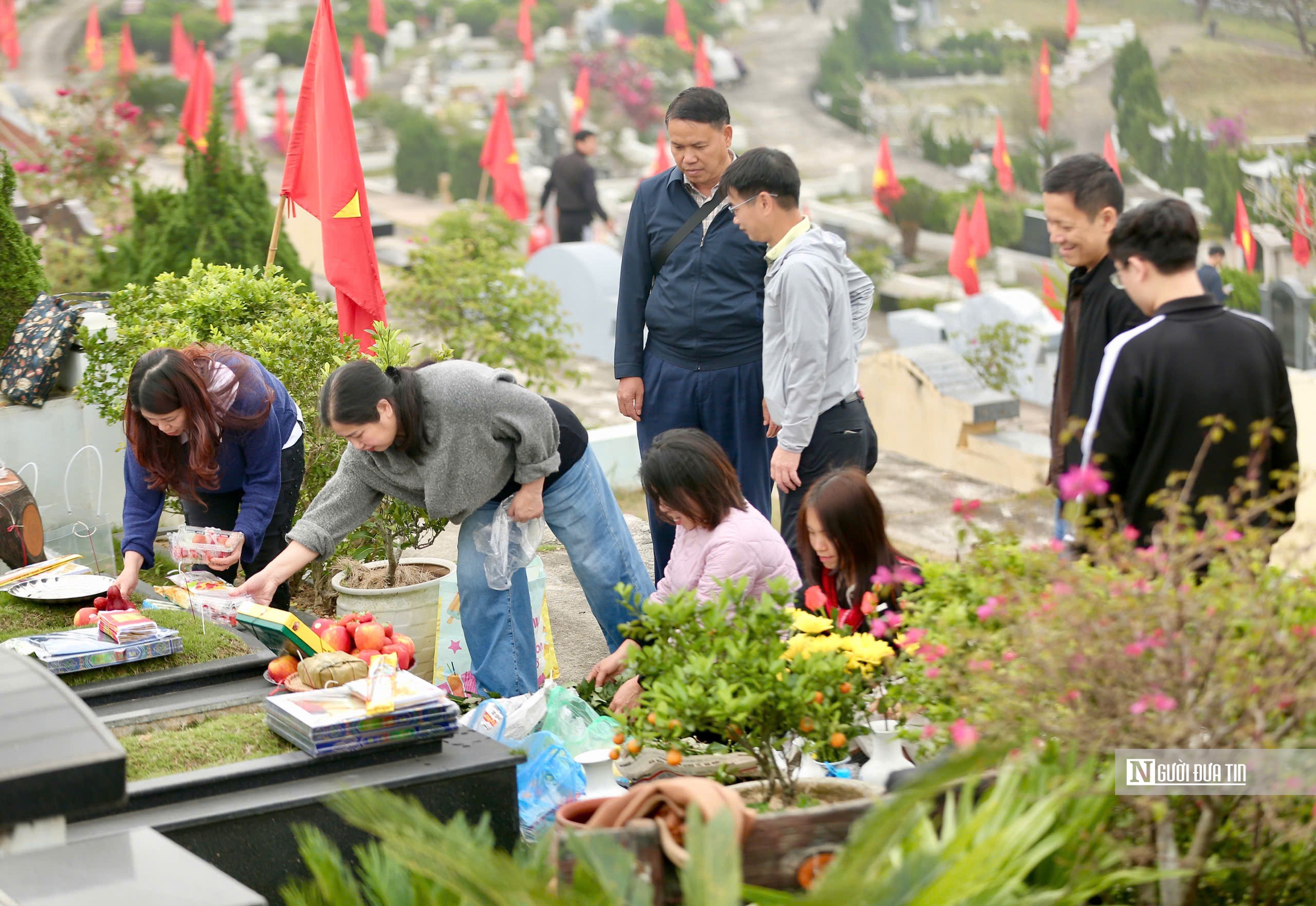 Người Hà Nội mang đào, quất đi tảo mộ dịp cuối năm - Ảnh 11.