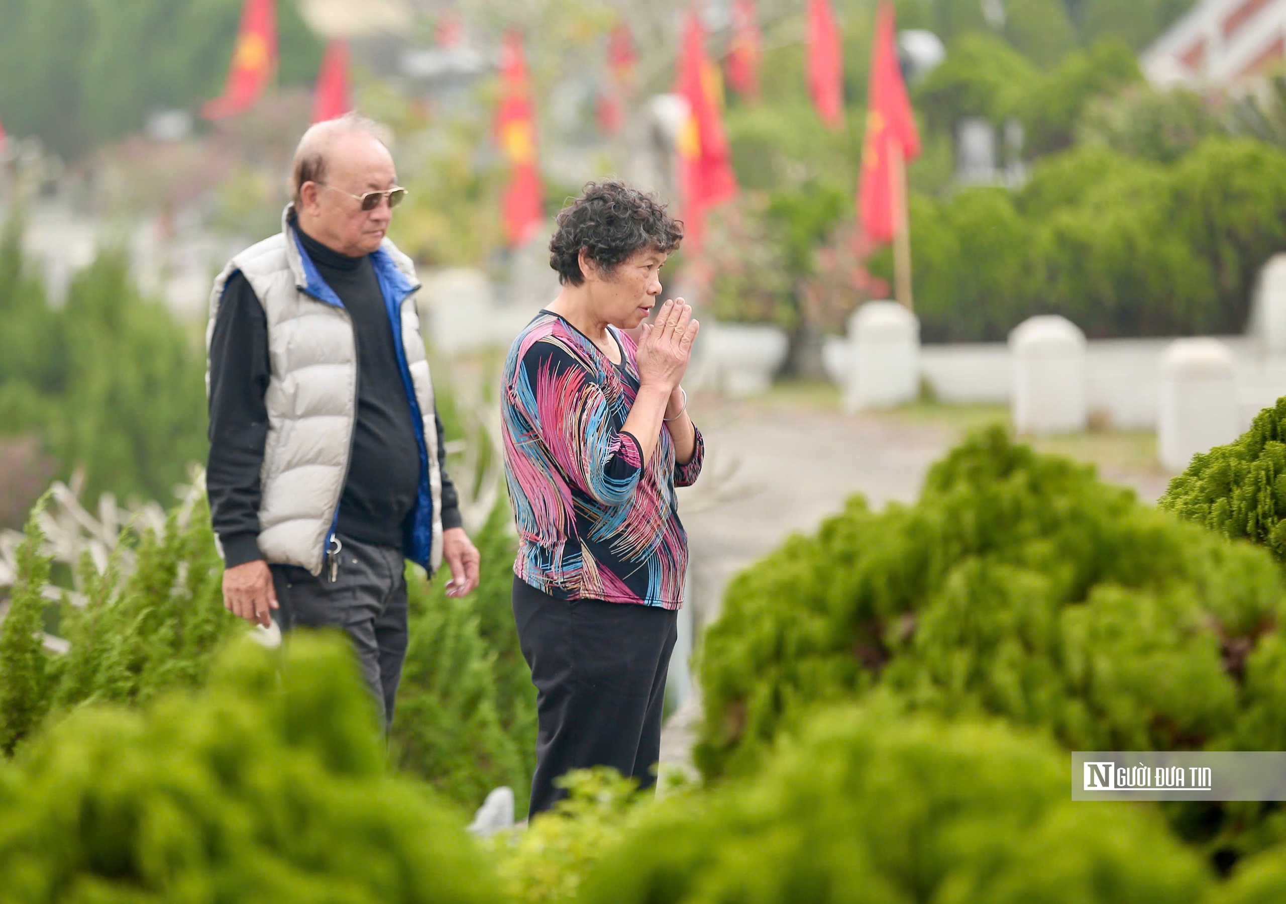 Người Hà Nội mang đào, quất đi tảo mộ dịp cuối năm - Ảnh 10.