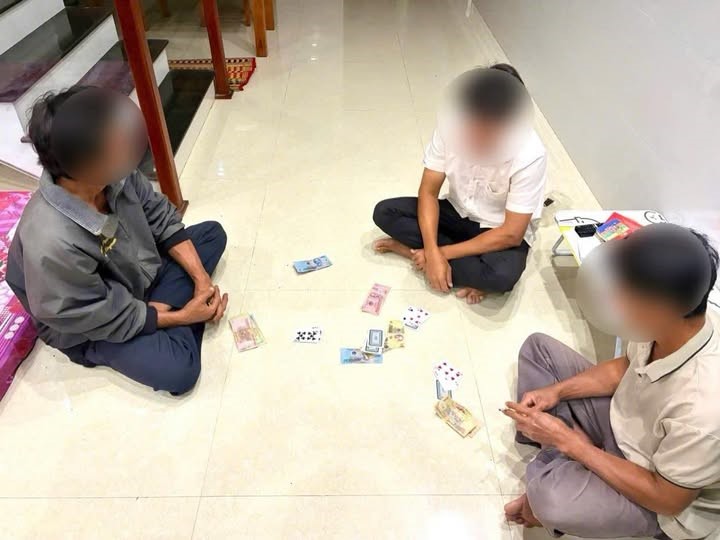 Bắt quả tang nhóm đối tượng đánh bạc trái phép lúc nửa đêm- Ảnh 1.