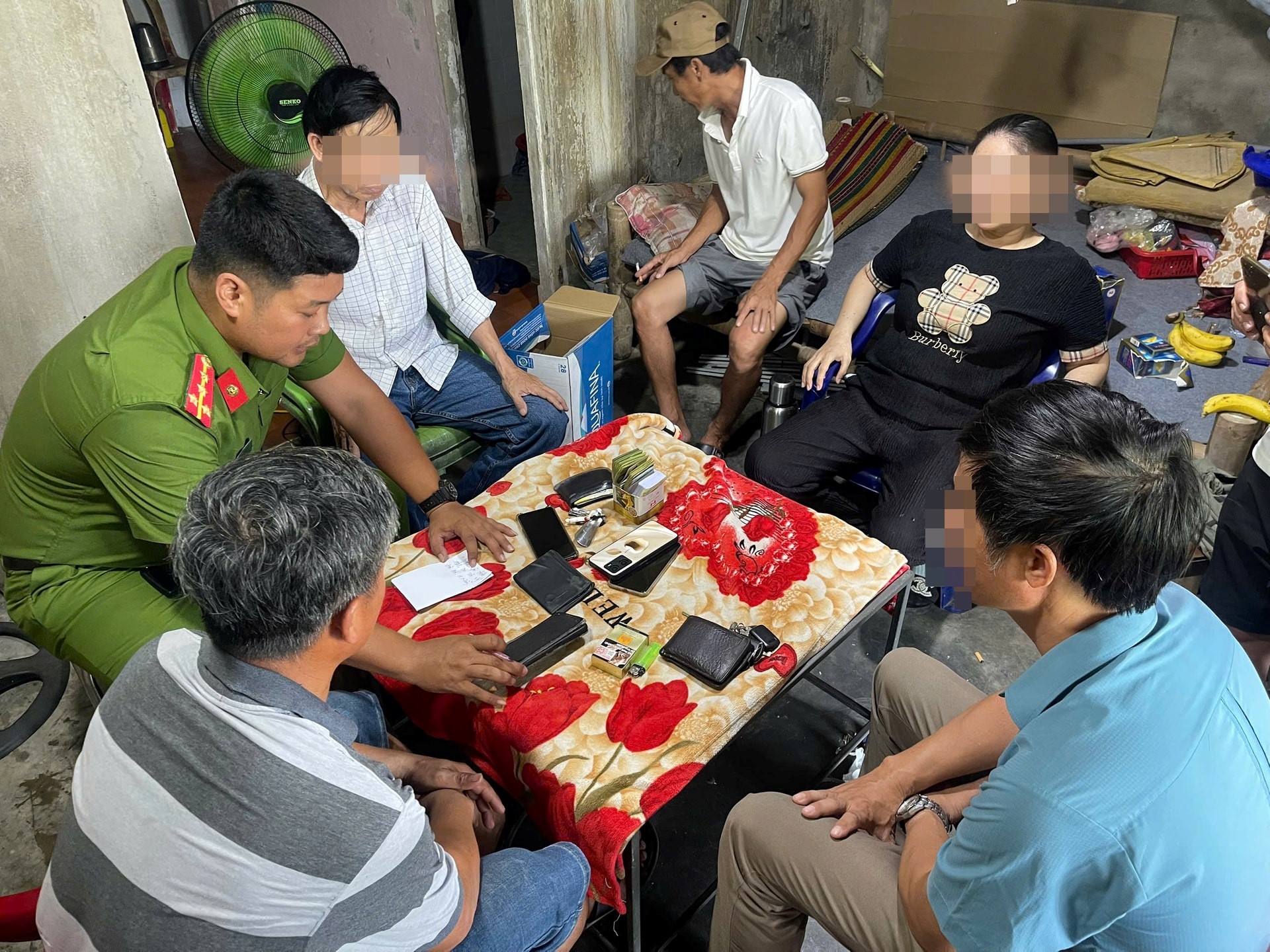 Bắt quả tang nhóm đối tượng đánh bạc trái phép lúc nửa đêm- Ảnh 2.