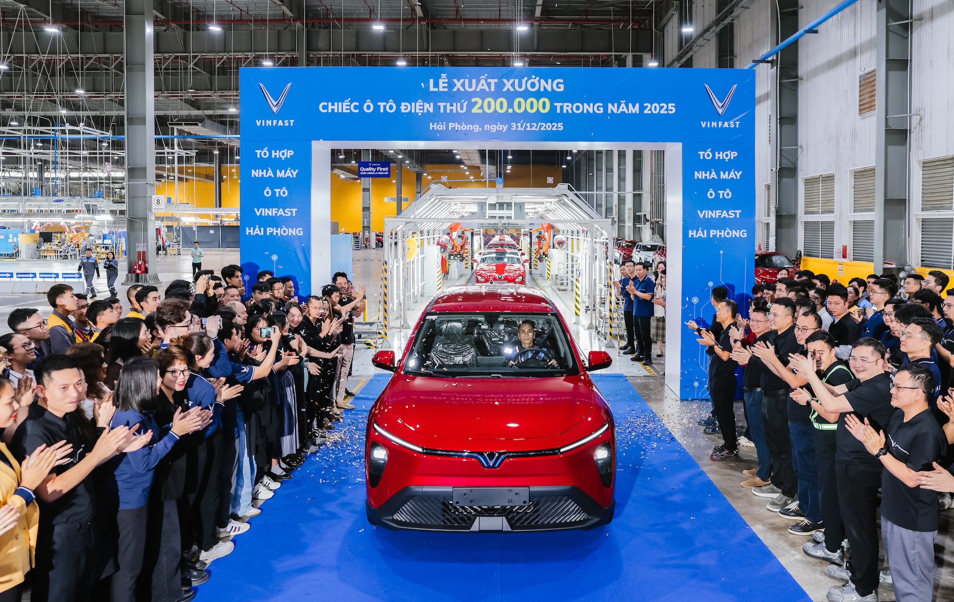 Nhà máy VinFast Hải Phòng xuất xưởng chiếc ô tô điện thứ 200.000 trong năm 2025 - Ảnh 1.
