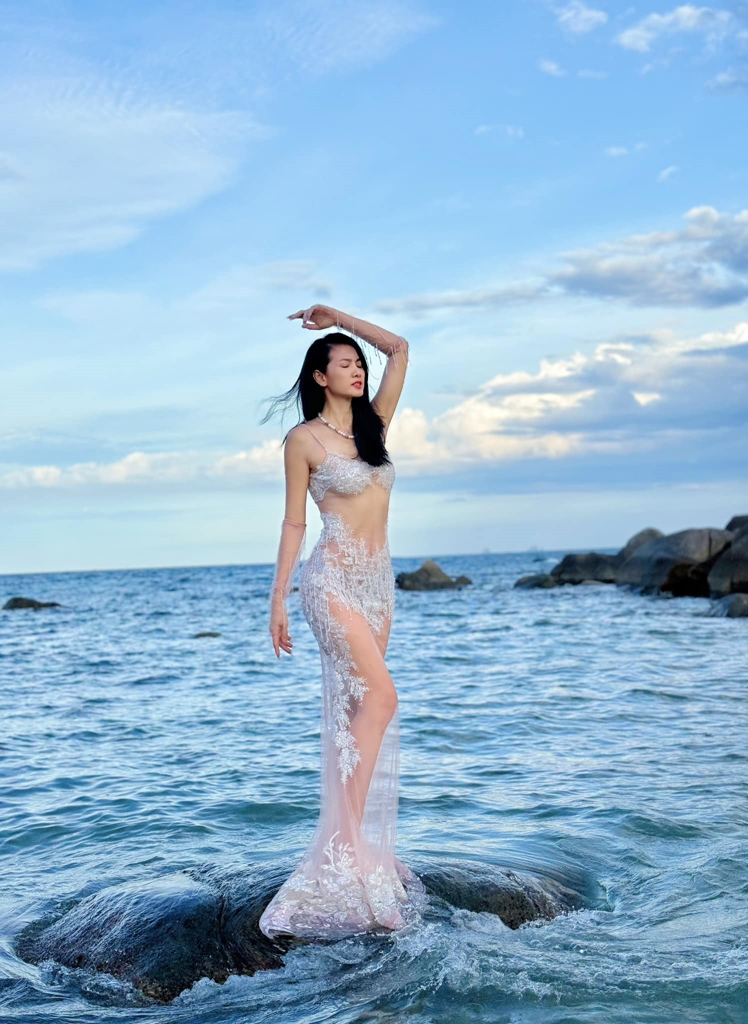 Vóc dáng "vạn người mê" của siêu mẫu Anh Thư ở tuổi 43- Ảnh 3.