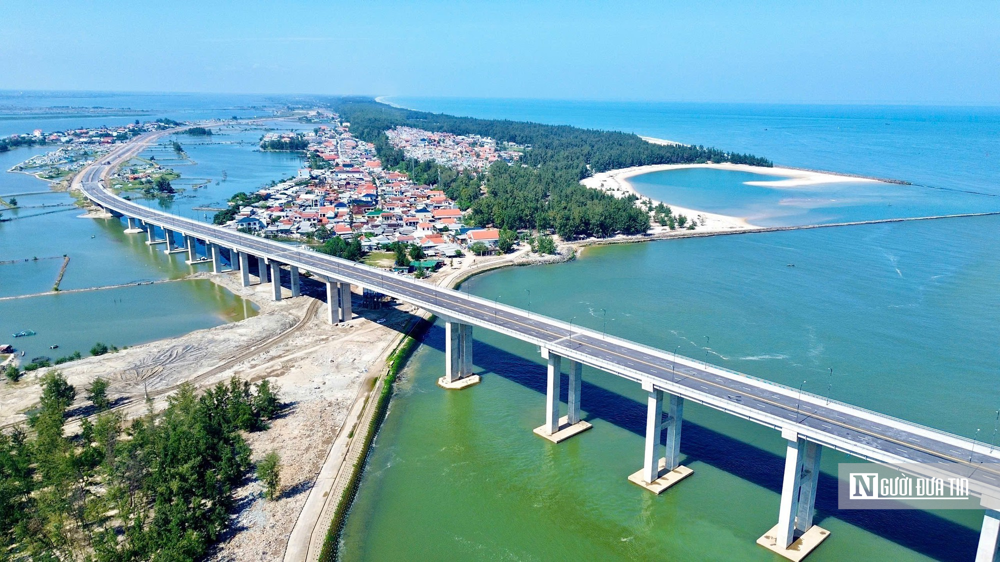 Cận cảnh cầu vượt cửa biển d&agrave;i nhất miền Trung sau gần 4 năm thi c&ocirc;ng- Ảnh 1.