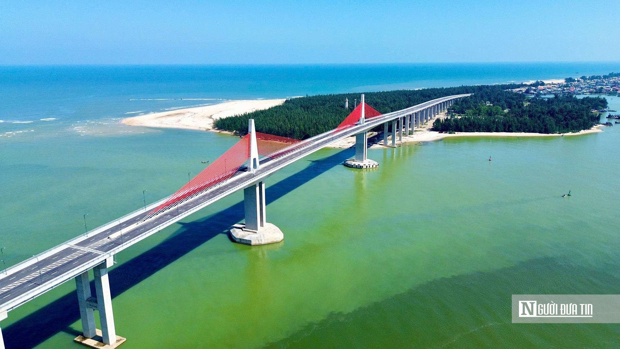 Cận cảnh cầu vượt cửa biển d&agrave;i nhất miền Trung sau gần 4 năm thi c&ocirc;ng- Ảnh 2.