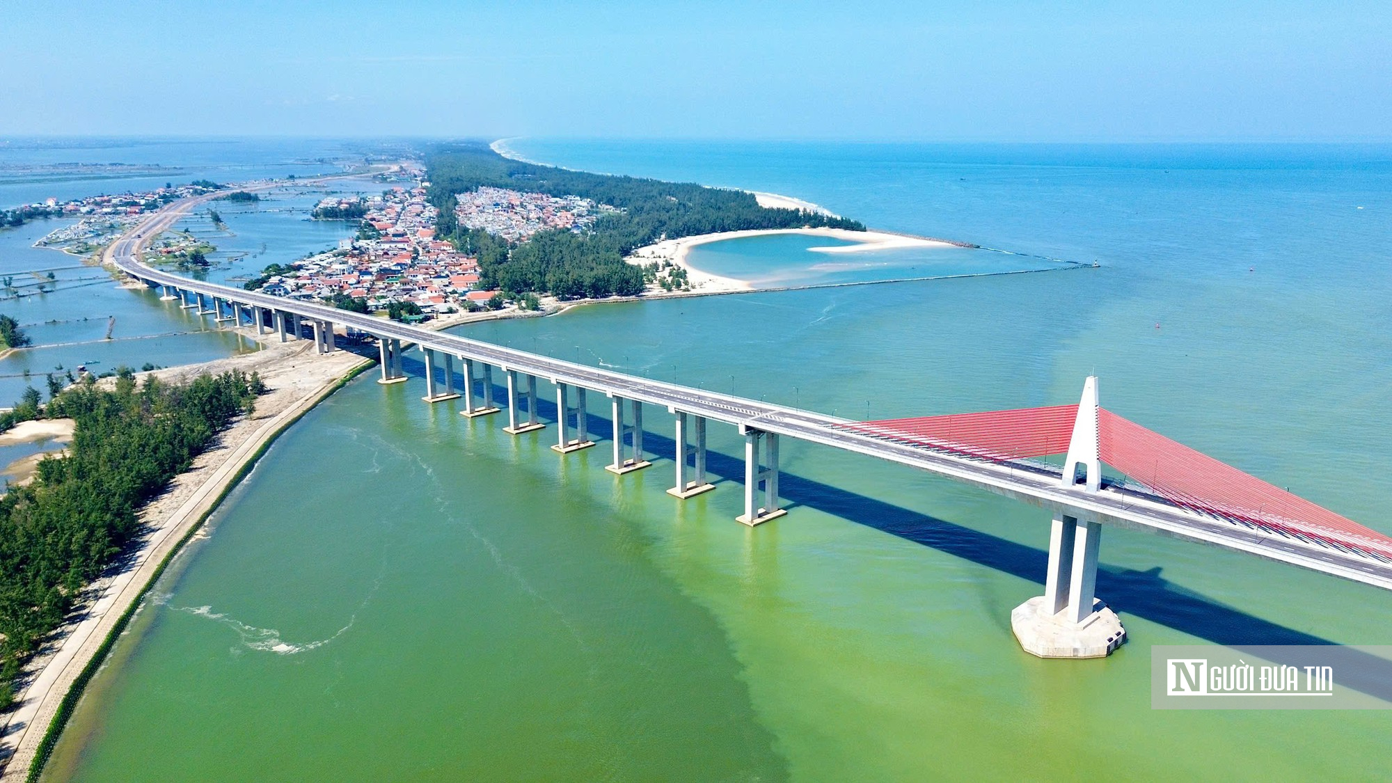 Cận cảnh cầu vượt cửa biển d&agrave;i nhất miền Trung sau gần 4 năm thi c&ocirc;ng- Ảnh 5.