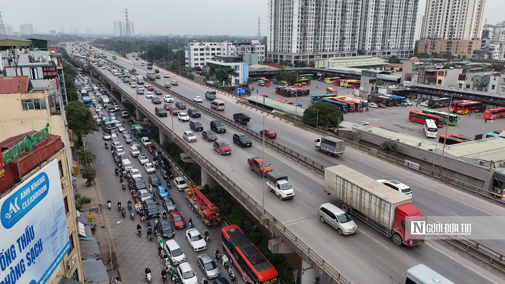 Người d&acirc;n &ugrave;n &ugrave;n quay trở lại H&agrave; Nội, giao th&ocirc;ng cửa ng&otilde; căng thẳng- Ảnh 1.