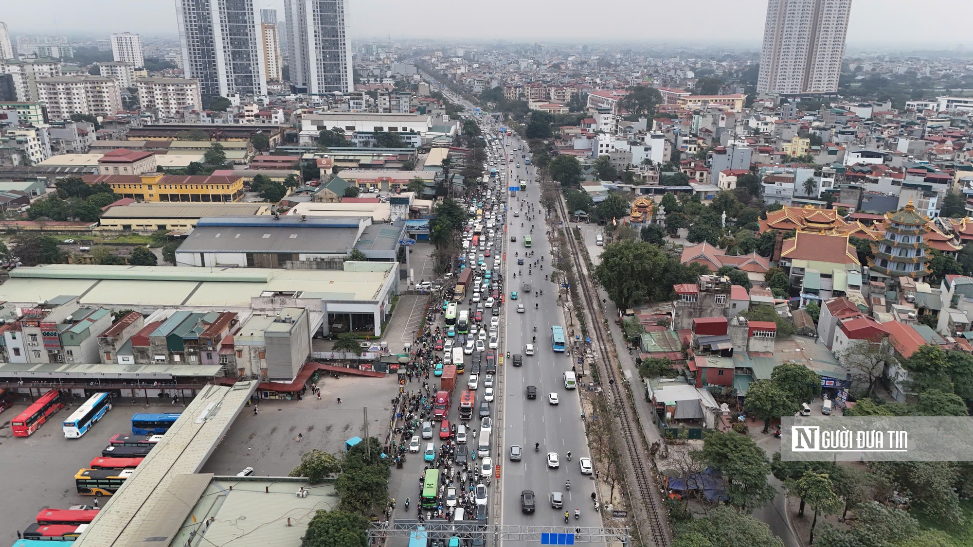 Người d&acirc;n &ugrave;n &ugrave;n quay trở lại H&agrave; Nội, giao th&ocirc;ng cửa ng&otilde; căng thẳng- Ảnh 2.