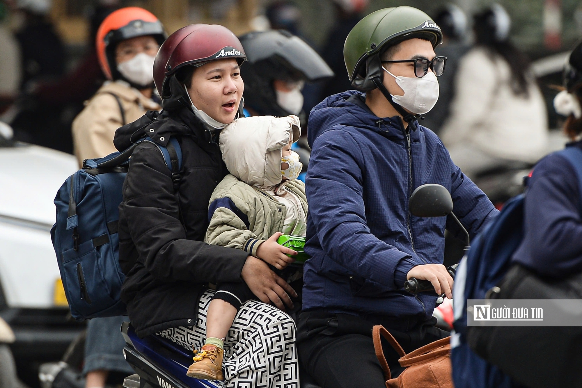 Người d&acirc;n &ugrave;n &ugrave;n quay trở lại H&agrave; Nội, giao th&ocirc;ng cửa ng&otilde; căng thẳng- Ảnh 4.