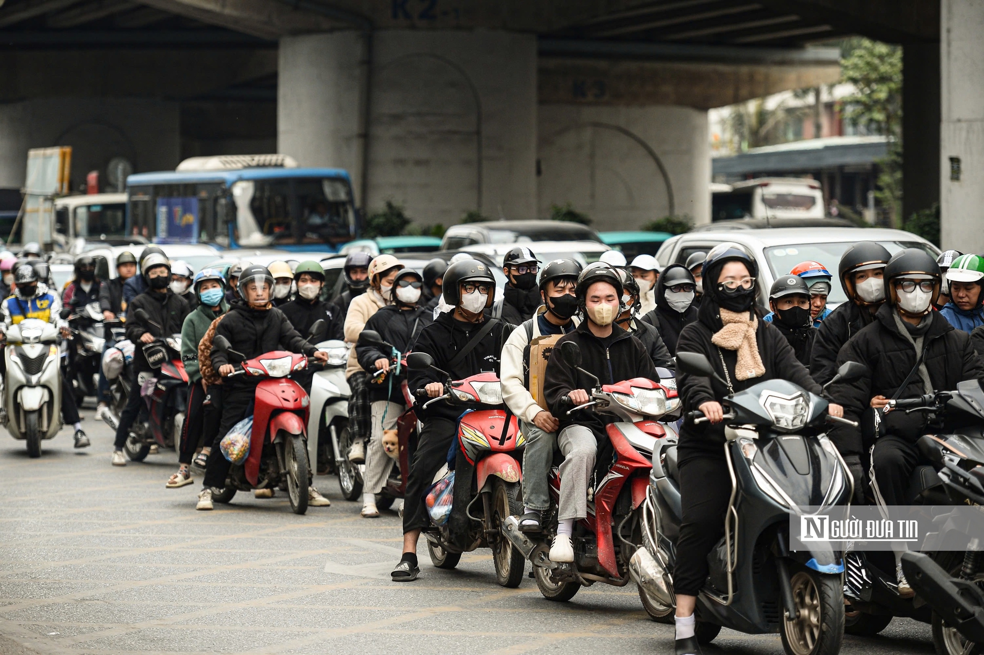 Người d&acirc;n &ugrave;n &ugrave;n quay trở lại H&agrave; Nội, giao th&ocirc;ng cửa ng&otilde; căng thẳng- Ảnh 5.