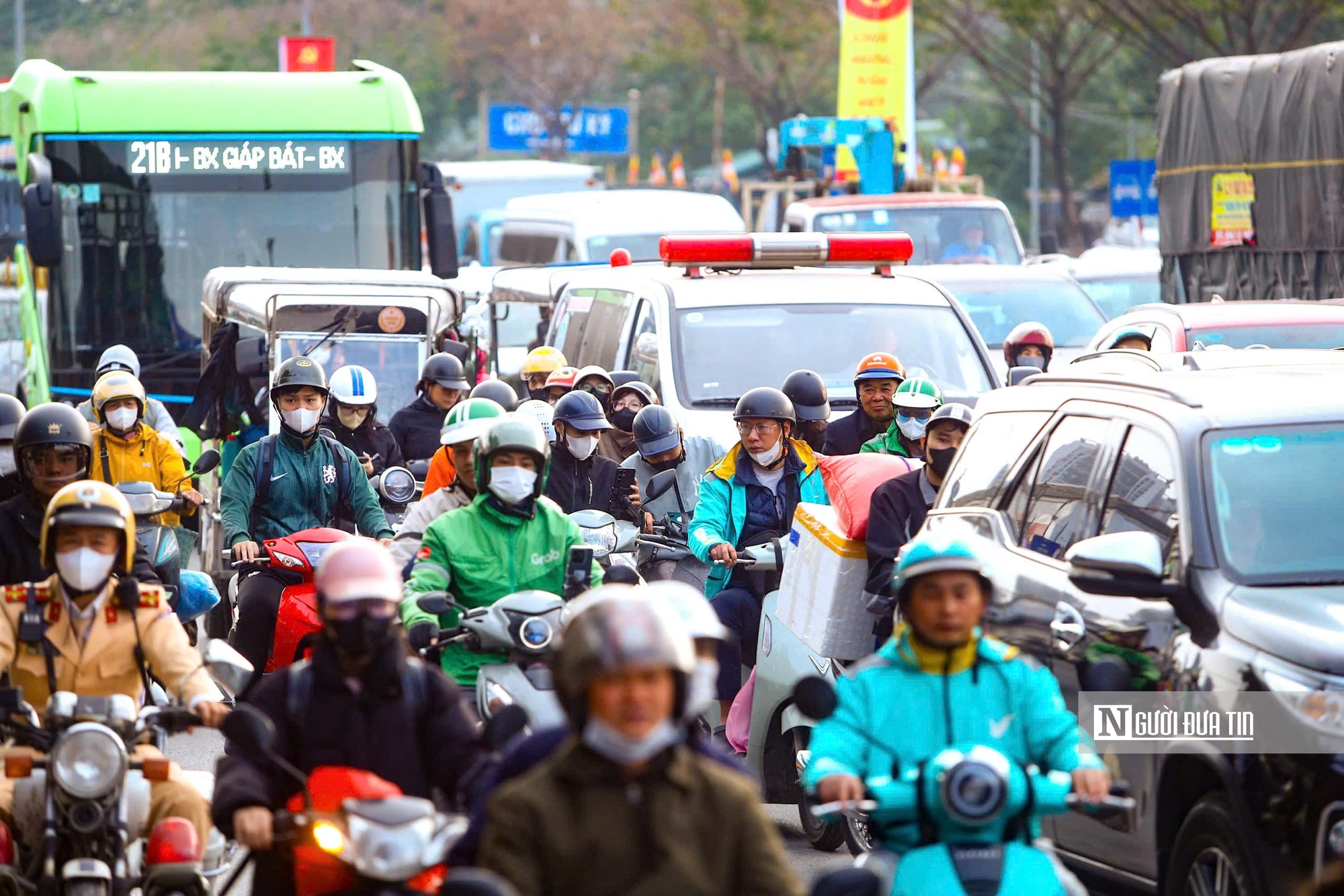 Người d&acirc;n &ugrave;n &ugrave;n quay trở lại H&agrave; Nội, giao th&ocirc;ng cửa ng&otilde; căng thẳng- Ảnh 6.