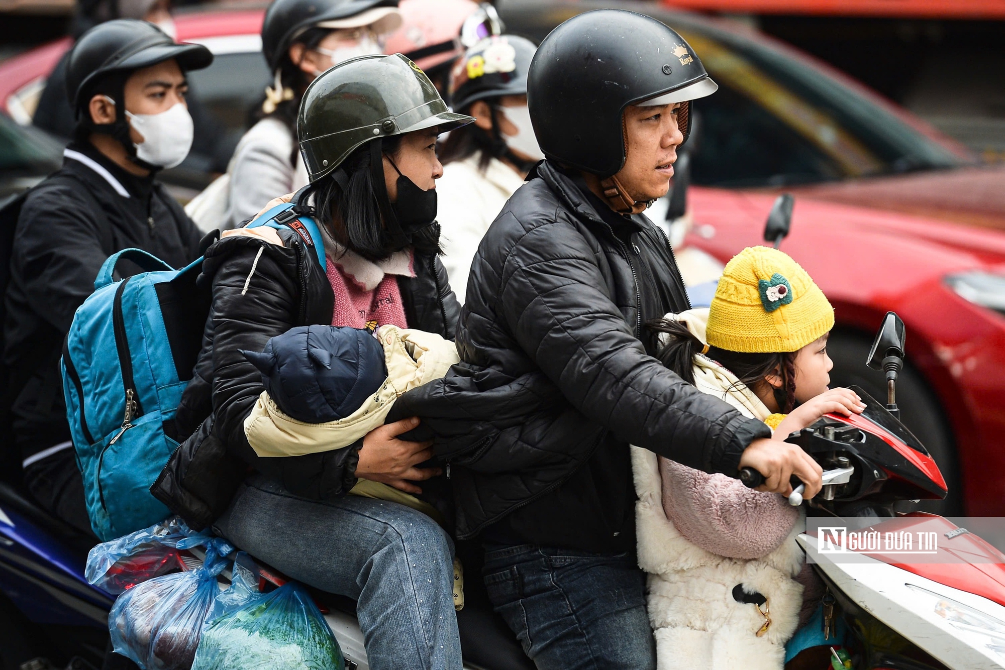 Người d&acirc;n &ugrave;n &ugrave;n quay trở lại H&agrave; Nội, giao th&ocirc;ng cửa ng&otilde; căng thẳng- Ảnh 7.