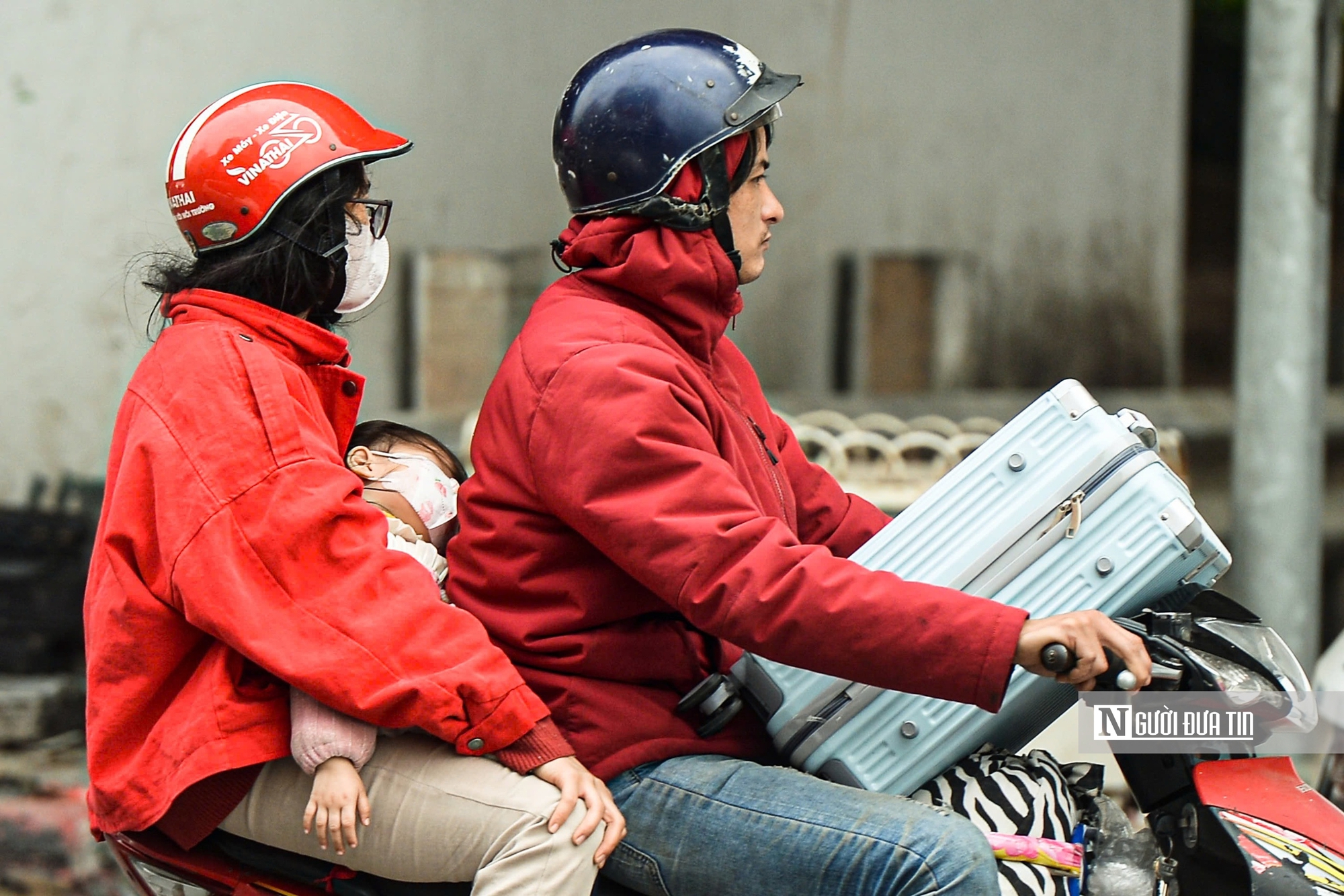 Người d&acirc;n &ugrave;n &ugrave;n quay trở lại H&agrave; Nội, giao th&ocirc;ng cửa ng&otilde; căng thẳng- Ảnh 8.