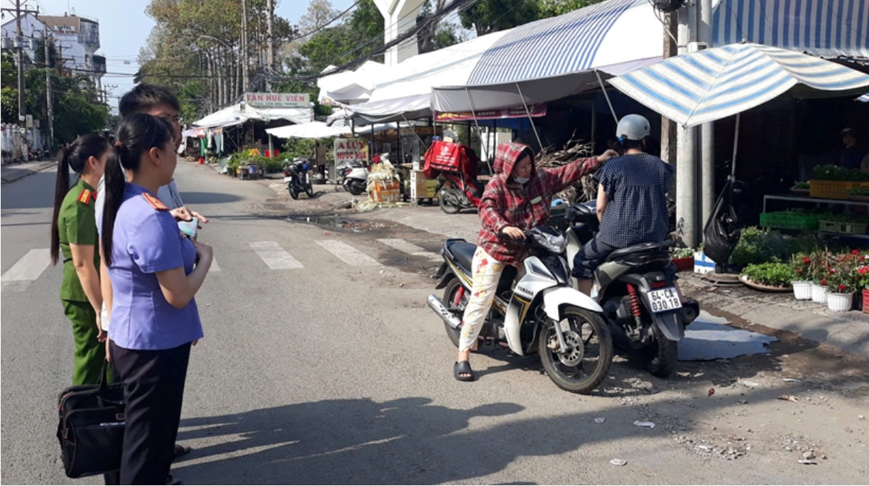 Đối tượng cướp giật dây chuyền bị cấm đi khỏi nơi cư trú - Ảnh 2.