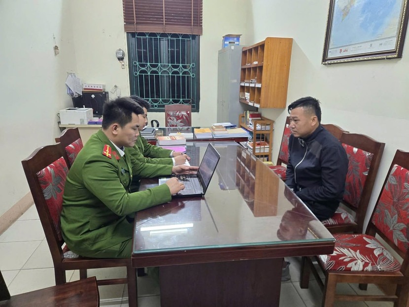 Mâu thuẫn gia đình, chồng dùng súng tự chế đe dọa vợ- Ảnh 1.