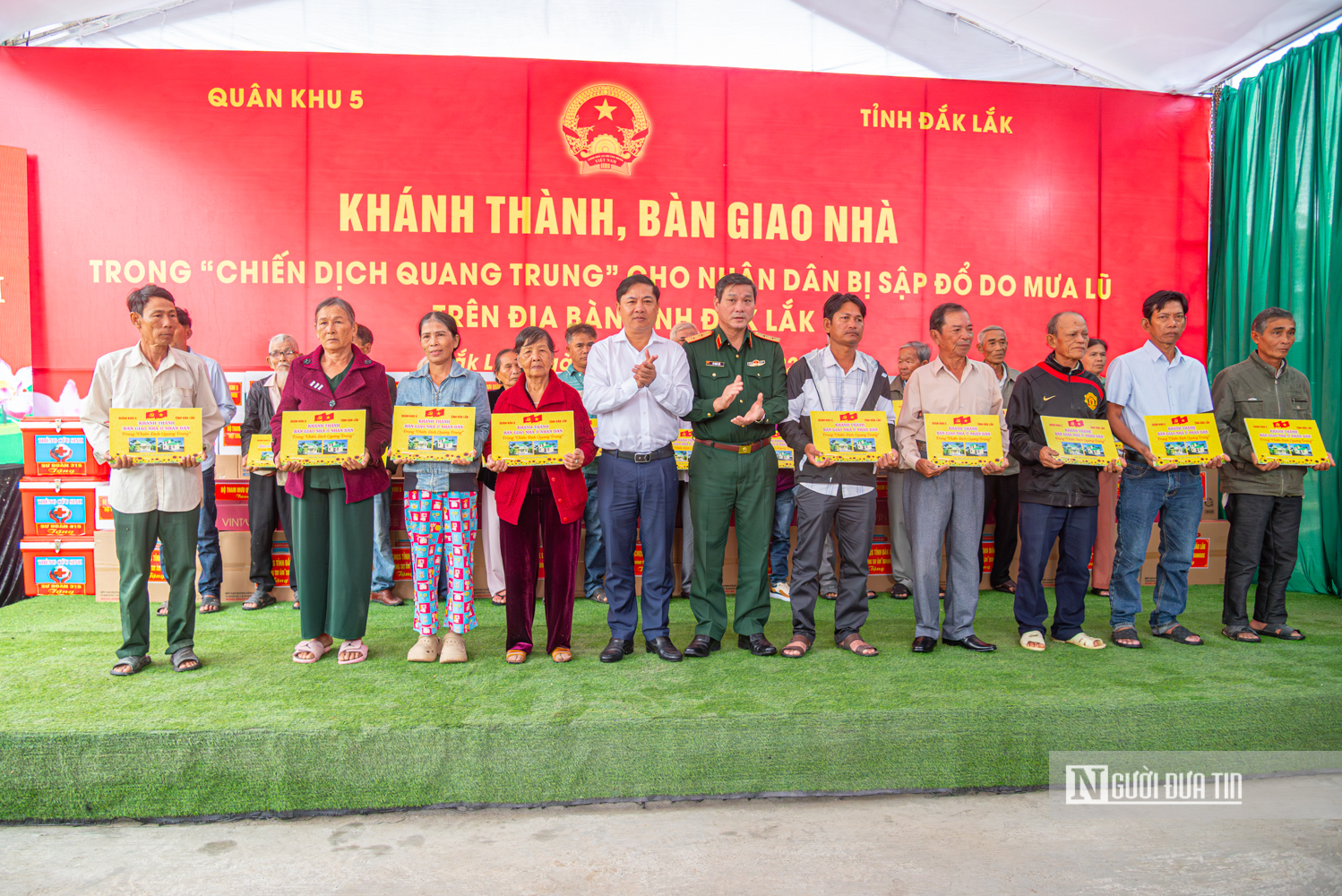 Gần 100 ngôi nhà mới được bàn giao cho người dân vùng "rốn lũ" Đắk Lắk- Ảnh 3.