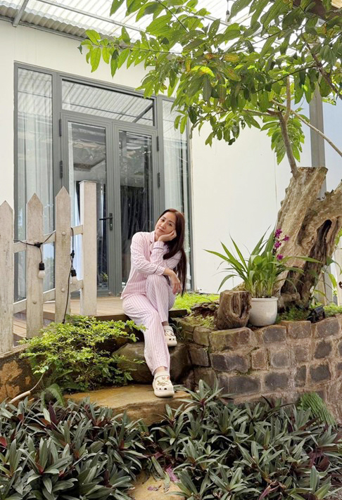 Phút ngẫu hứng của vợ chồng Khánh Thi - Phan Hiển gây "sốt" mạng xã hội- Ảnh 4.