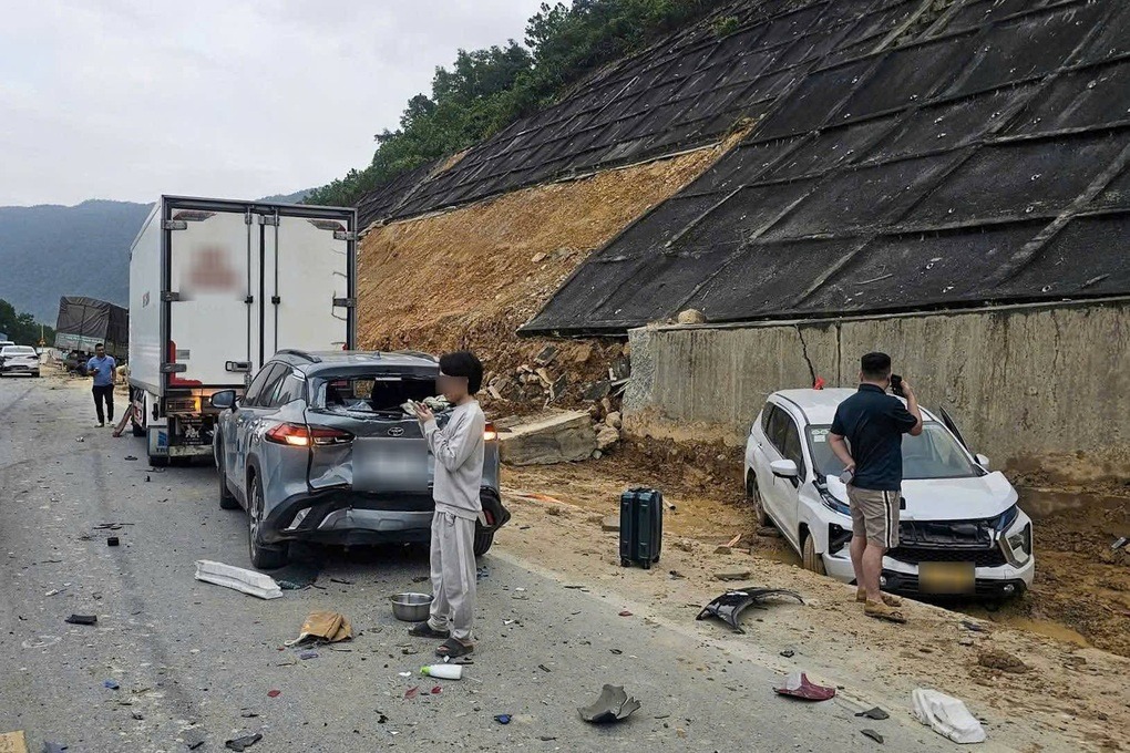 Tai nạn liên hoàn trên cao tốc La Sơn - Hòa Liên, nhiều xe hư hỏng- Ảnh 1.