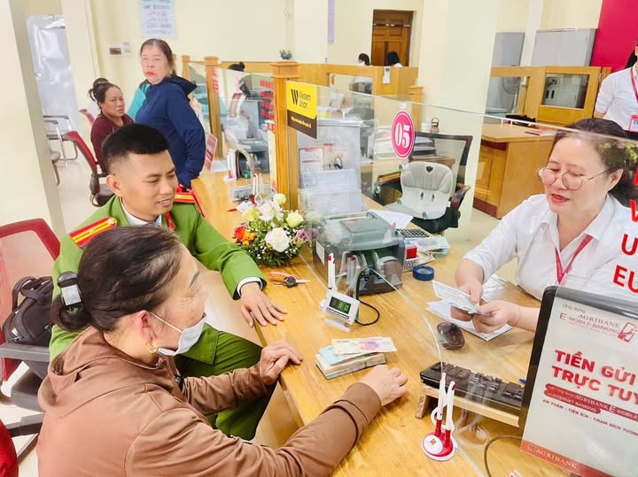 Bị thao túng tâm lý, cụ bà bán vàng chuyển tiền cho công an rởm - Ảnh 1.