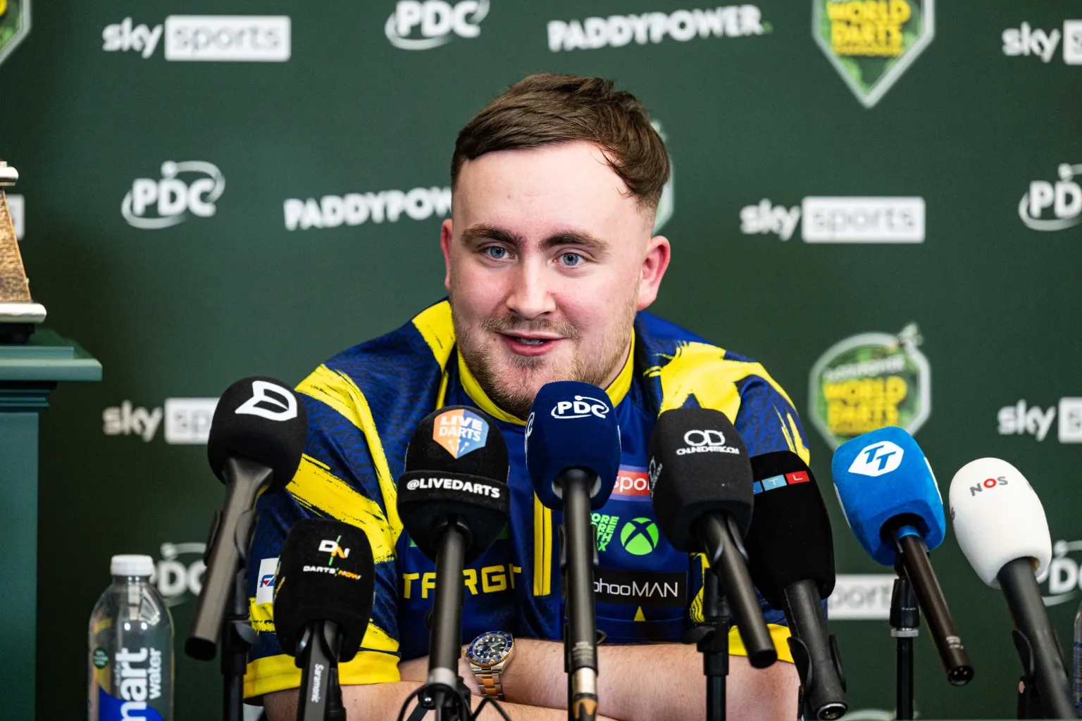 Luke Littler đùa vui về thử thách liên quan đến Manchester United - Ảnh 1. Luke Littler đùa vui về thử thách liên quan đến Manchester United - Ảnh 1.