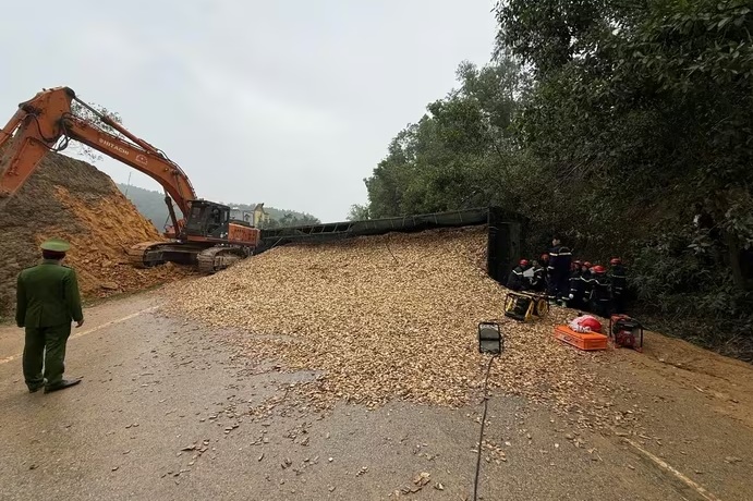 Xe đầu kéo lật đè ô tô con khiến 1 người tử vong - Ảnh 1.