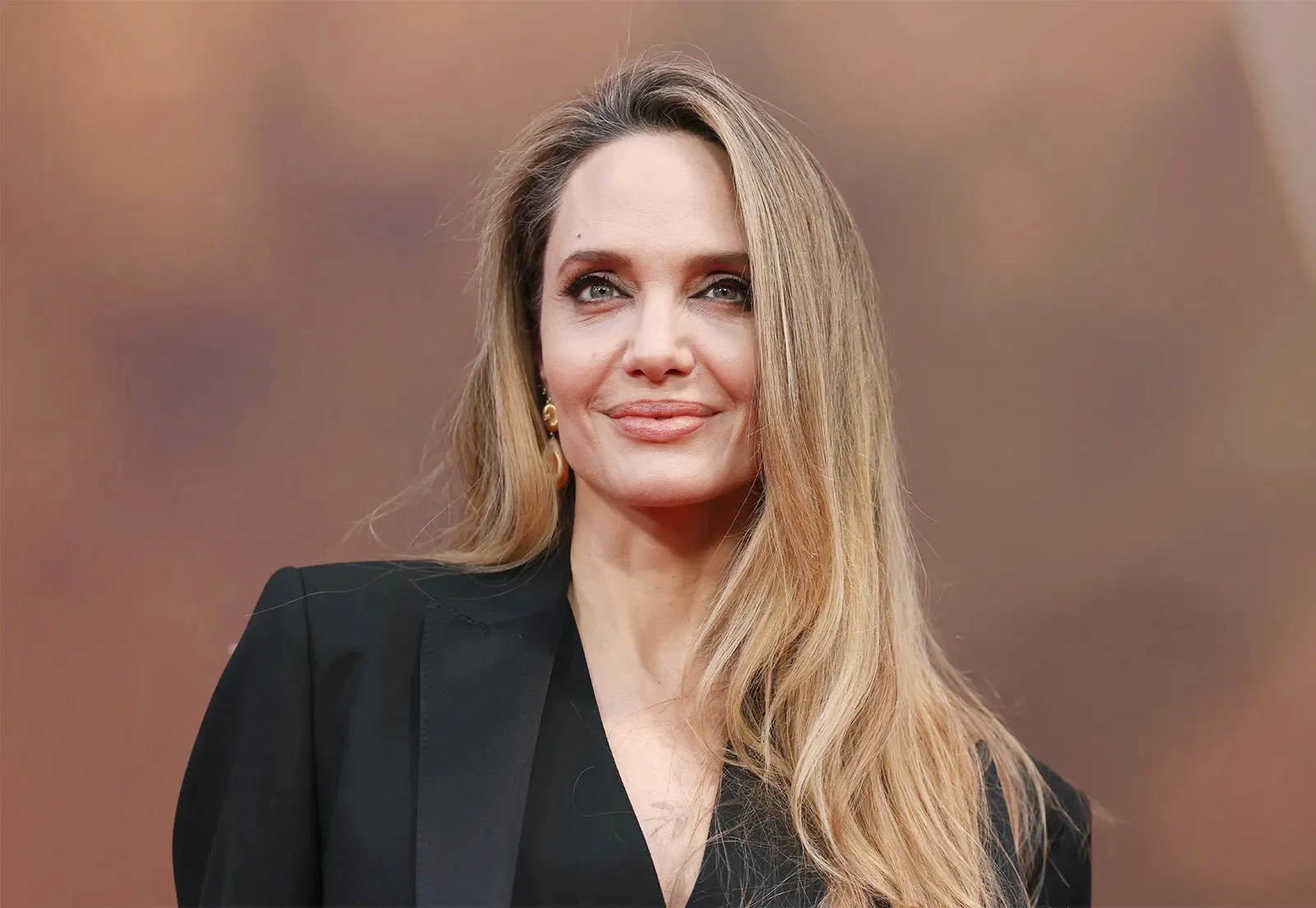 Angelina Jolie rời bỏ cuộc sống hào nhoáng ở Hollywood? - Ảnh 1.