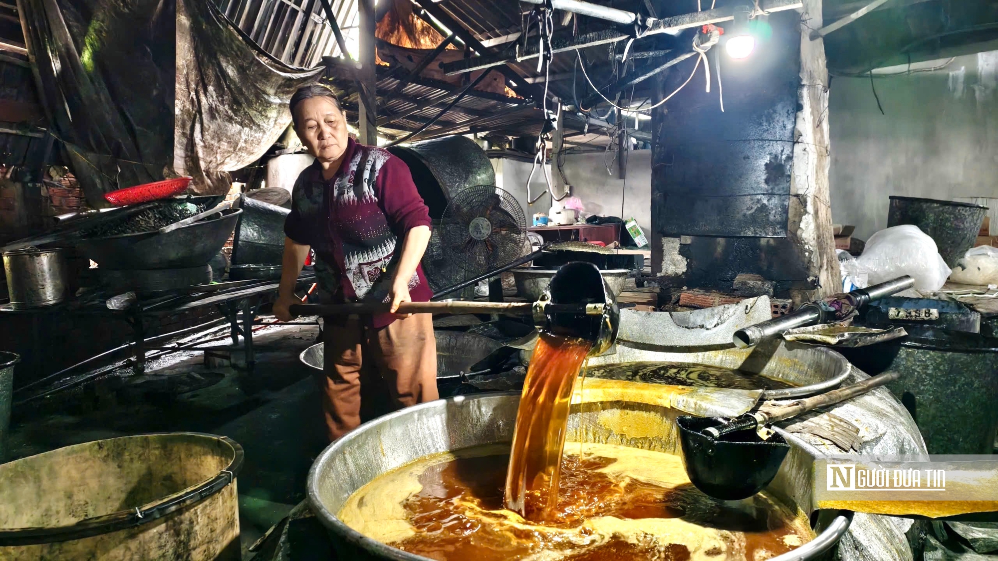 Những lò lửa đỏ suốt đêm, giữ một nghề xưa giữa ngày giáp Tết- Ảnh 2. Những lò lửa đỏ suốt đêm, giữ một nghề xưa giữa ngày giáp Tết- Ảnh 2.