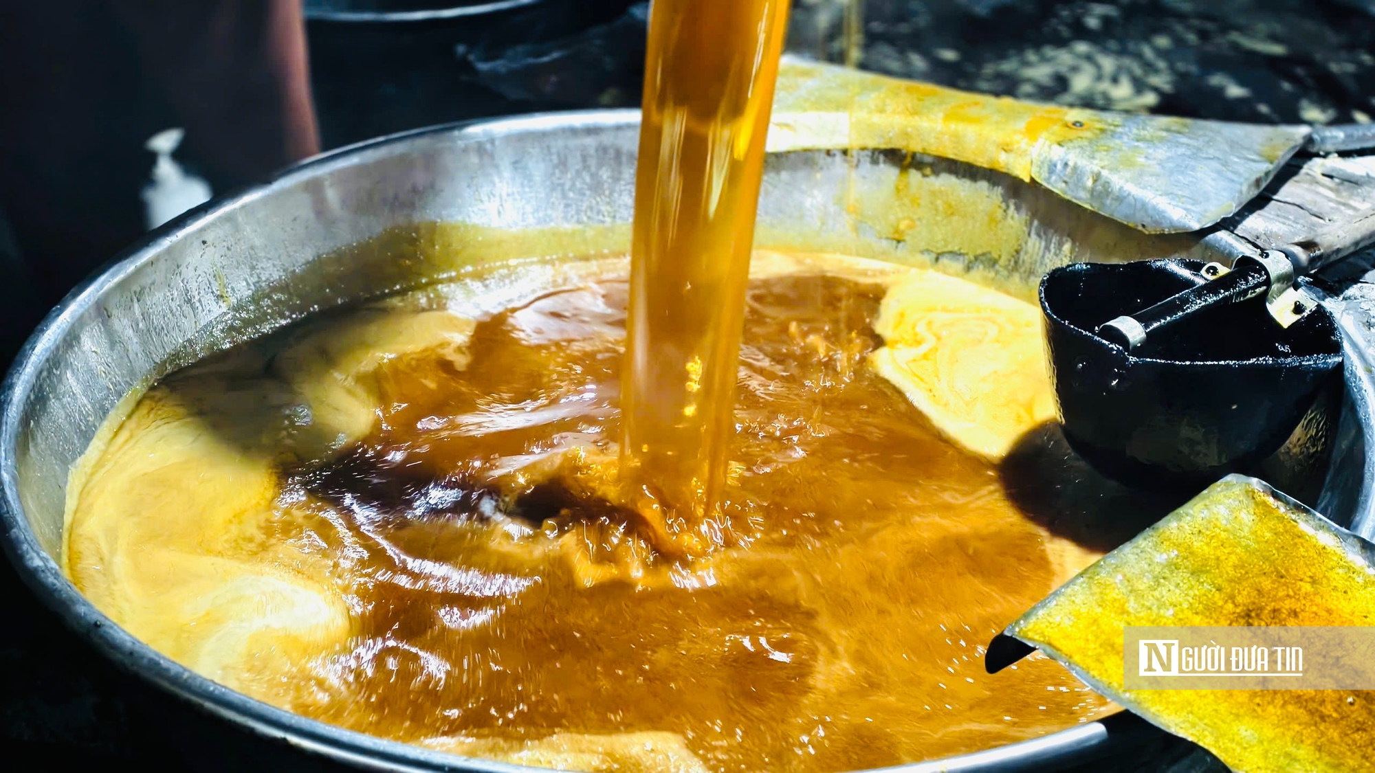 Những lò lửa đỏ suốt đêm, giữ một nghề xưa giữa ngày giáp Tết- Ảnh 3. Những lò lửa đỏ suốt đêm, giữ một nghề xưa giữa ngày giáp Tết- Ảnh 3.