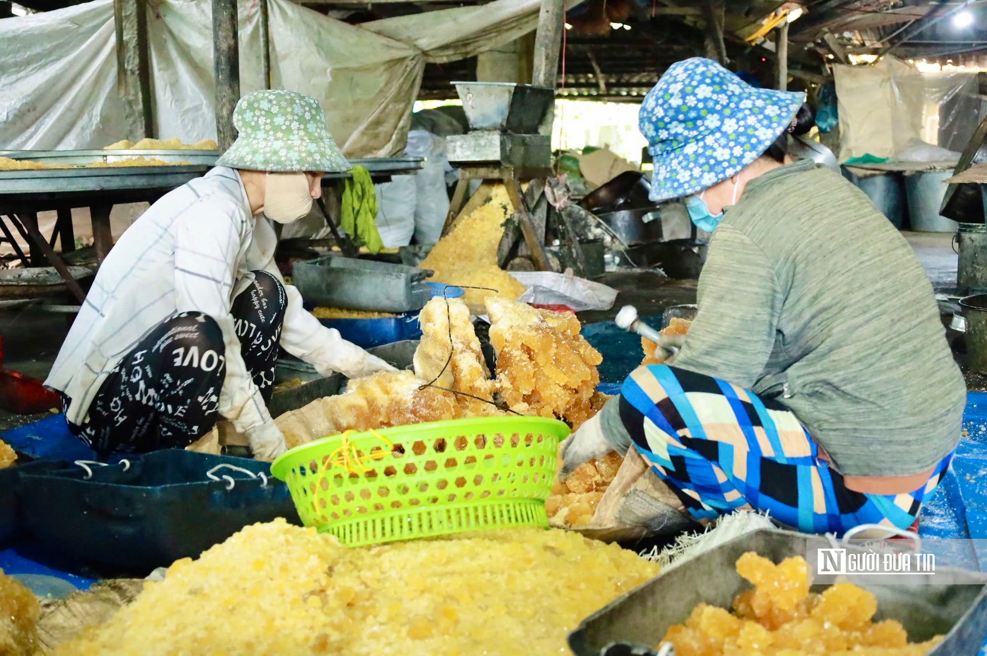 Những lò lửa đỏ suốt đêm, giữ một nghề xưa giữa ngày giáp Tết- Ảnh 4. Những lò lửa đỏ suốt đêm, giữ một nghề xưa giữa ngày giáp Tết- Ảnh 4.