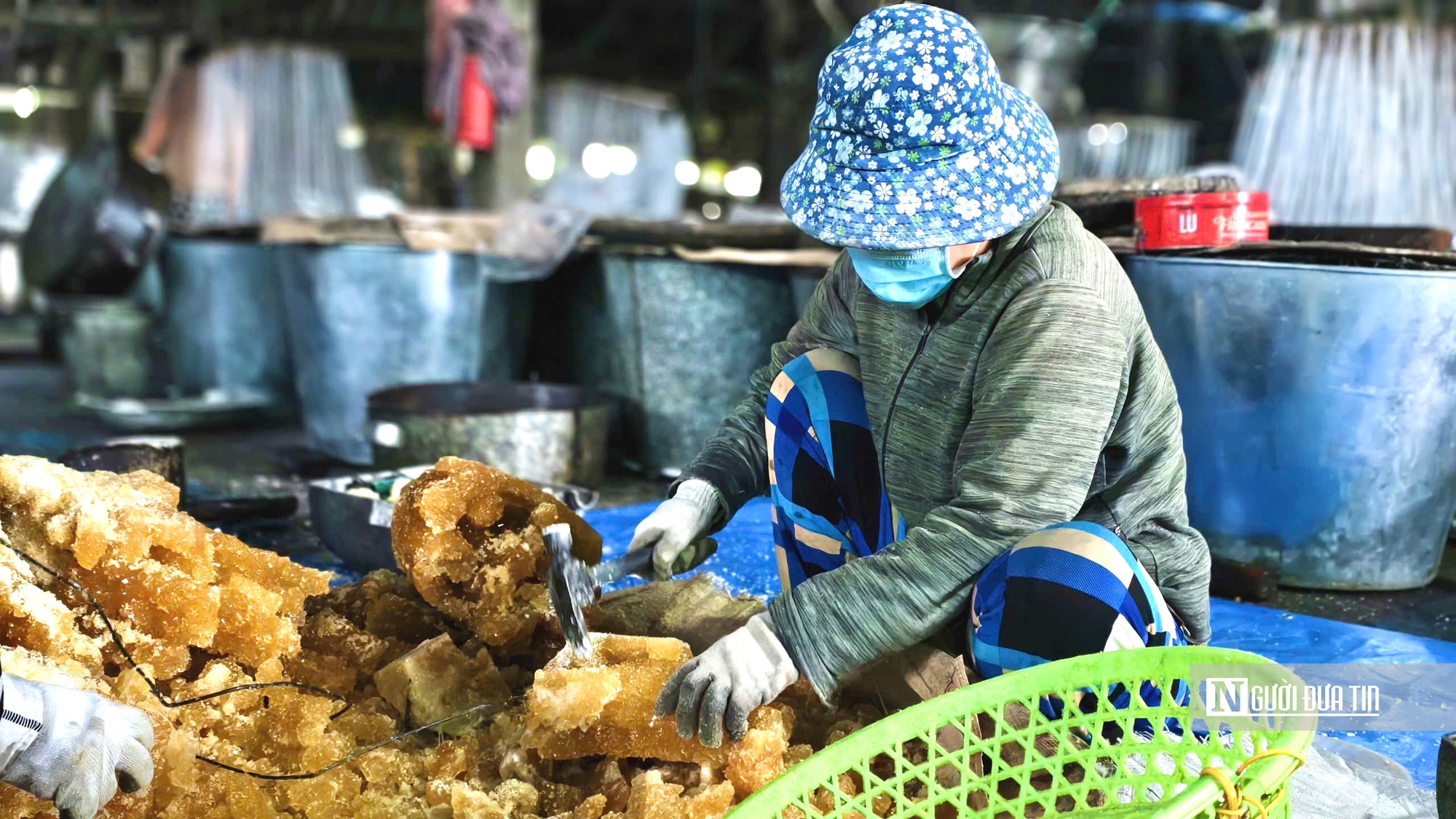 Những lò lửa đỏ suốt đêm, giữ một nghề xưa giữa ngày giáp Tết- Ảnh 5. Những lò lửa đỏ suốt đêm, giữ một nghề xưa giữa ngày giáp Tết- Ảnh 5.