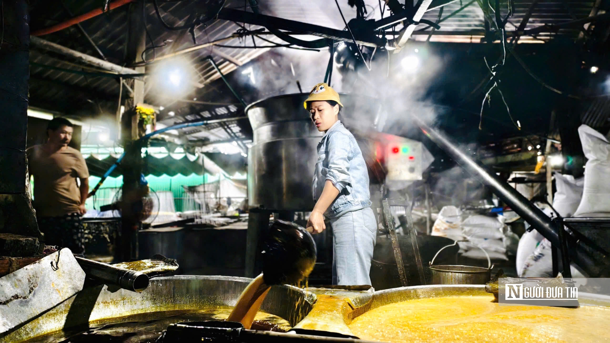 Những lò lửa đỏ suốt đêm, giữ một nghề xưa giữa ngày giáp Tết- Ảnh 9. Những lò lửa đỏ suốt đêm, giữ một nghề xưa giữa ngày giáp Tết- Ảnh 9.