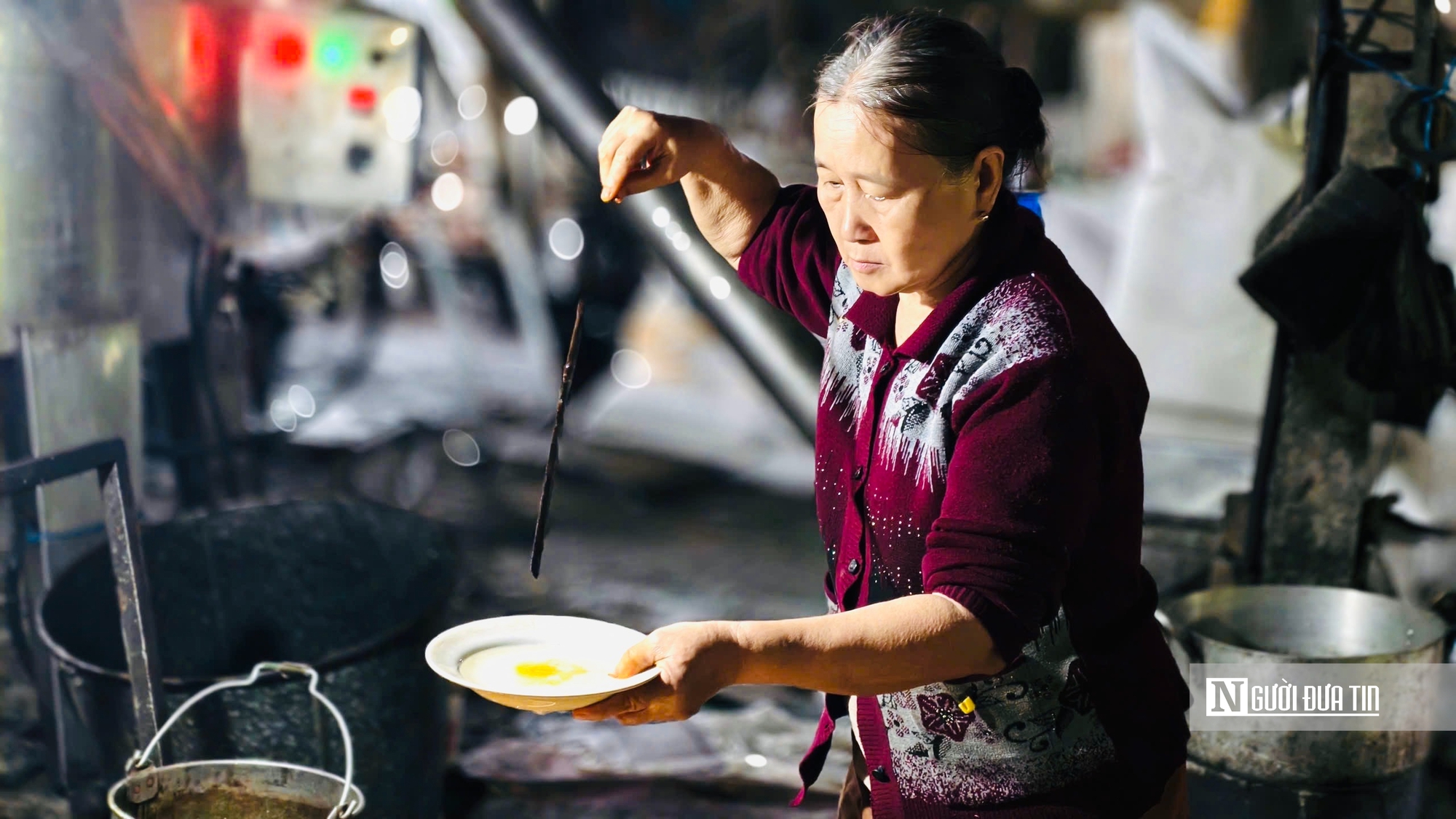 Những lò lửa đỏ suốt đêm, giữ một nghề xưa giữa ngày giáp Tết- Ảnh 10. Những lò lửa đỏ suốt đêm, giữ một nghề xưa giữa ngày giáp Tết- Ảnh 10.