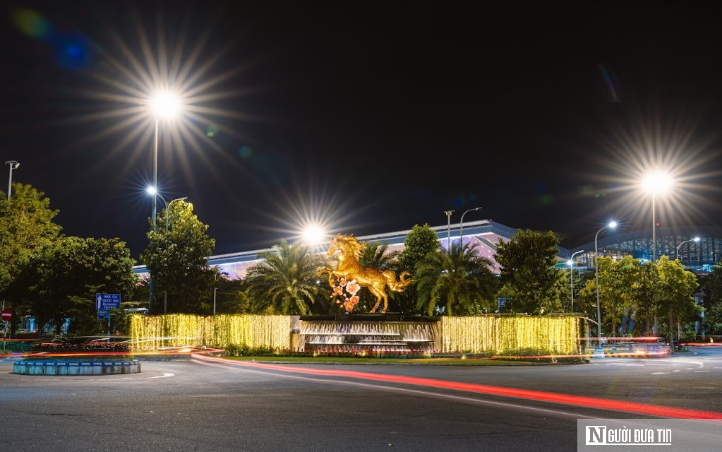 Chùm ảnh: Linh vật Ngựa Vàng đầu tiên của nghệ nhân Đinh Văn Tâm xuất hiện tại Đà Nẵng- Ảnh 1. Chùm ảnh: Linh vật Ngựa Vàng đầu tiên của nghệ nhân Đinh Văn Tâm xuất hiện tại Đà Nẵng- Ảnh 1.