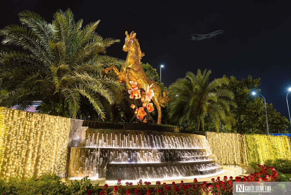 Chùm ảnh: Linh vật Ngựa Vàng đầu tiên của nghệ nhân Đinh Văn Tâm xuất hiện tại Đà Nẵng- Ảnh 2. Chùm ảnh: Linh vật Ngựa Vàng đầu tiên của nghệ nhân Đinh Văn Tâm xuất hiện tại Đà Nẵng- Ảnh 2.