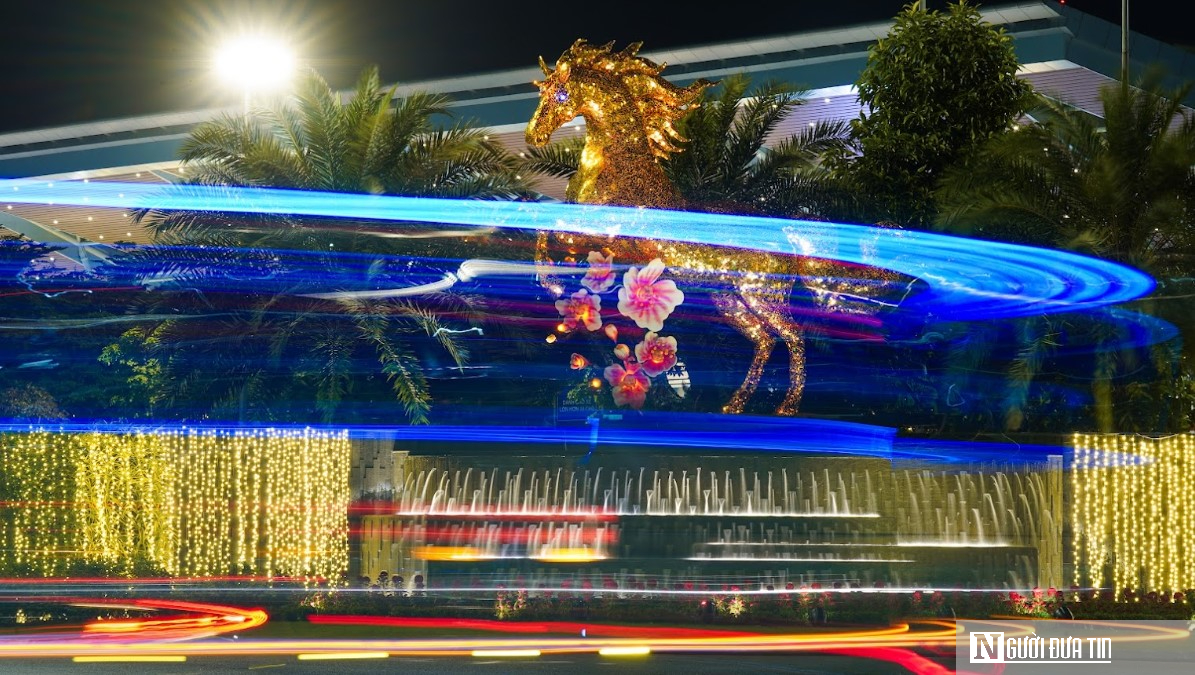 Chùm ảnh: Linh vật Ngựa Vàng đầu tiên của nghệ nhân Đinh Văn Tâm xuất hiện tại Đà Nẵng- Ảnh 5. Chùm ảnh: Linh vật Ngựa Vàng đầu tiên của nghệ nhân Đinh Văn Tâm xuất hiện tại Đà Nẵng- Ảnh 5.