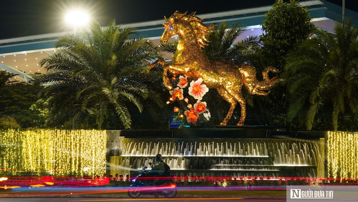 Chùm ảnh: Linh vật Ngựa Vàng đầu tiên của nghệ nhân Đinh Văn Tâm xuất hiện tại Đà Nẵng- Ảnh 6. Chùm ảnh: Linh vật Ngựa Vàng đầu tiên của nghệ nhân Đinh Văn Tâm xuất hiện tại Đà Nẵng- Ảnh 6.