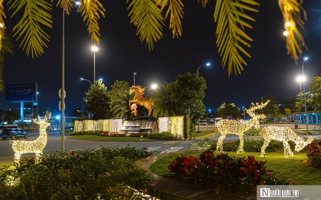 Chùm ảnh: Linh vật Ngựa Vàng đầu tiên của nghệ nhân Đinh Văn Tâm xuất hiện tại Đà Nẵng- Ảnh 7. Chùm ảnh: Linh vật Ngựa Vàng đầu tiên của nghệ nhân Đinh Văn Tâm xuất hiện tại Đà Nẵng- Ảnh 7.