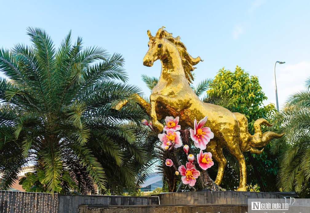 Chùm ảnh: Linh vật Ngựa Vàng đầu tiên của nghệ nhân Đinh Văn Tâm xuất hiện tại Đà Nẵng- Ảnh 10. Chùm ảnh: Linh vật Ngựa Vàng đầu tiên của nghệ nhân Đinh Văn Tâm xuất hiện tại Đà Nẵng- Ảnh 10.
