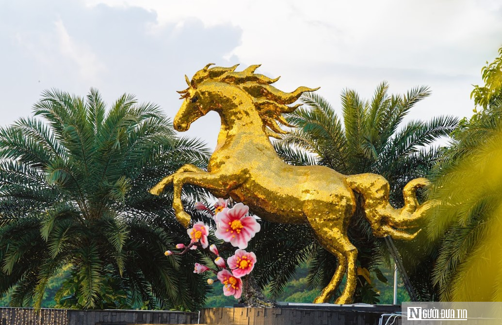 Chùm ảnh: Linh vật Ngựa Vàng đầu tiên của nghệ nhân Đinh Văn Tâm xuất hiện tại Đà Nẵng- Ảnh 11. Chùm ảnh: Linh vật Ngựa Vàng đầu tiên của nghệ nhân Đinh Văn Tâm xuất hiện tại Đà Nẵng- Ảnh 11.