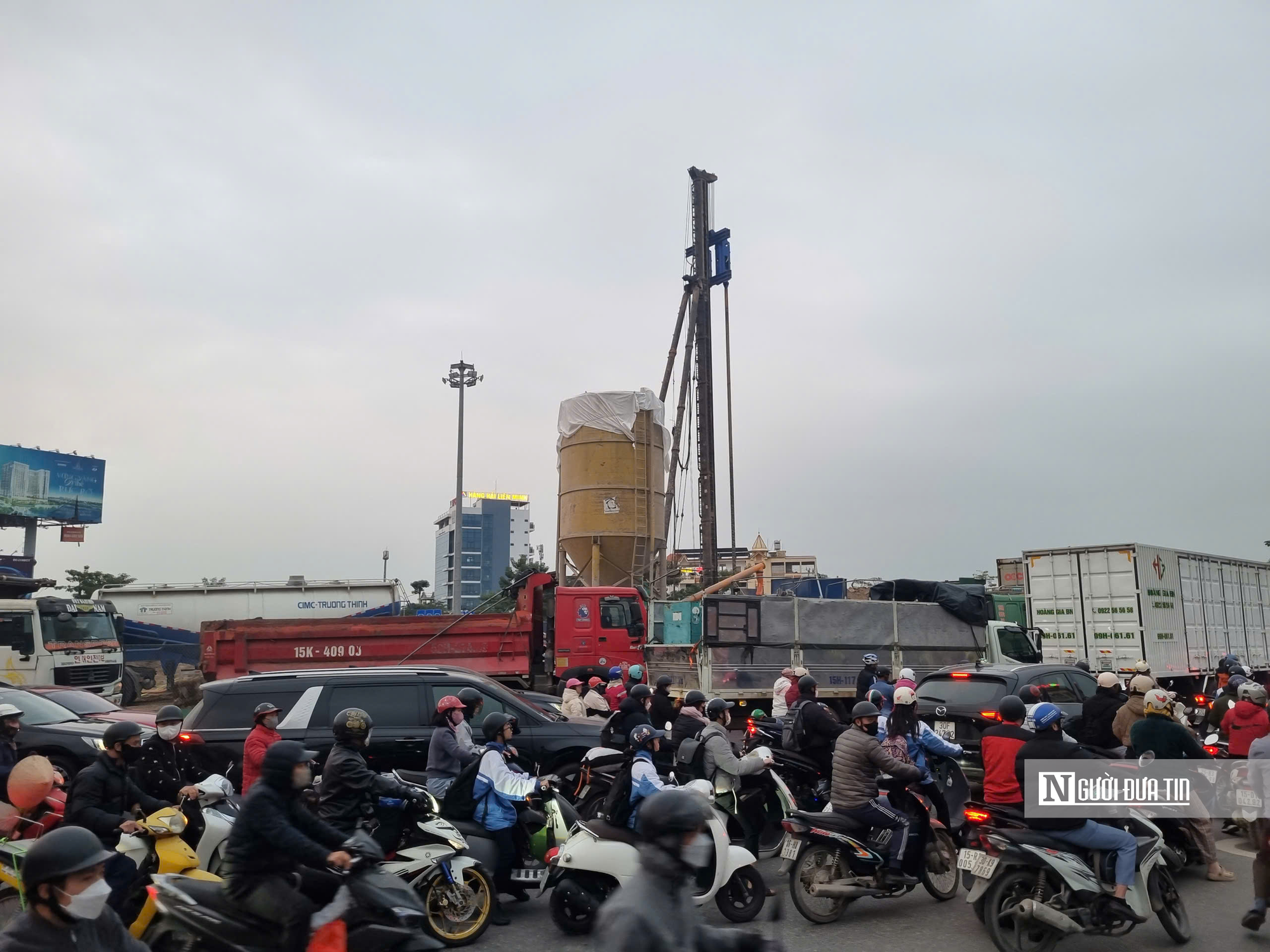 Ùn tắc liên tục tại tuyến đường huyết mạch ra vào khu vực cảng Hải Phòng- Ảnh 3. Ùn tắc liên tục tại tuyến đường huyết mạch ra vào khu vực cảng Hải Phòng- Ảnh 3.