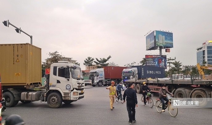 Ùn tắc liên tục tại tuyến đường huyết mạch ra vào khu vực cảng Hải Phòng- Ảnh 4. Ùn tắc liên tục tại tuyến đường huyết mạch ra vào khu vực cảng Hải Phòng- Ảnh 4.