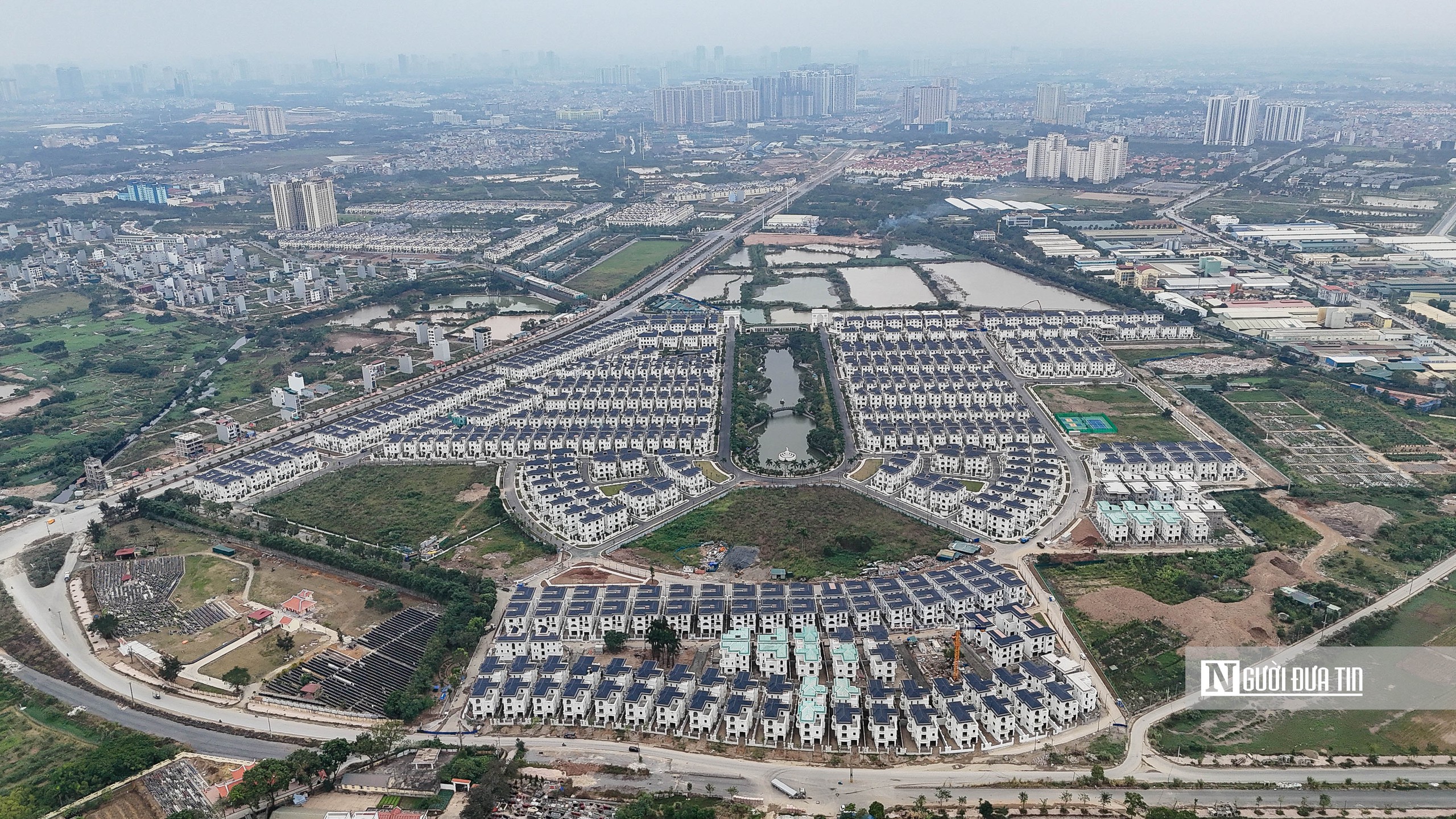 Hà Nội: Loạt biệt thự triệu đô bị bỏ hoang ở phía Tây Thủ đô - Ảnh 1.